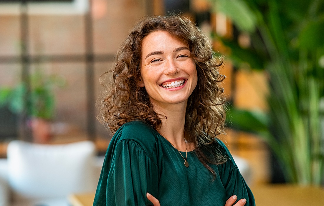 Photo d'une femme avec un grand sourire