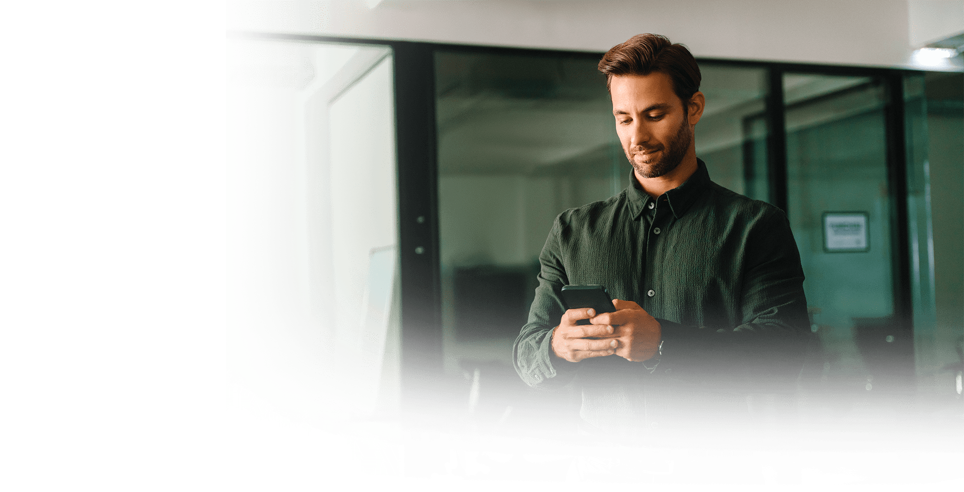 homme qui regarde son telephone de pres