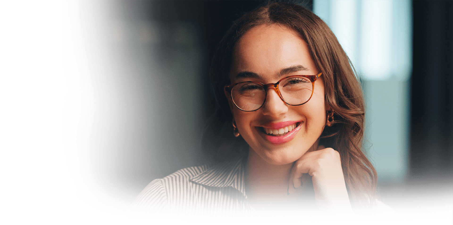 photo femme qui porte des lunettes